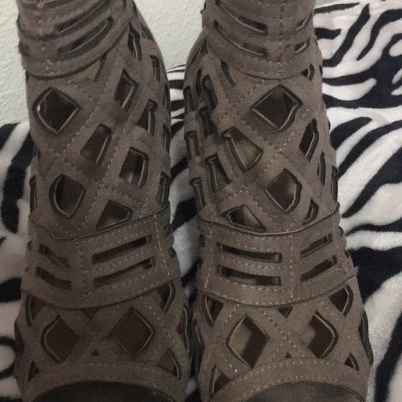 Heels - Picture 2 of 3